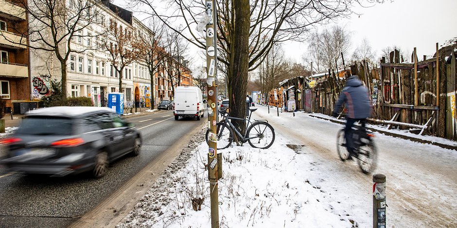 Auf einigen Abschnitten der Max-Brauer-Allee ist der Radweg vereist — im Gegensatz zu der Fahrbahn.