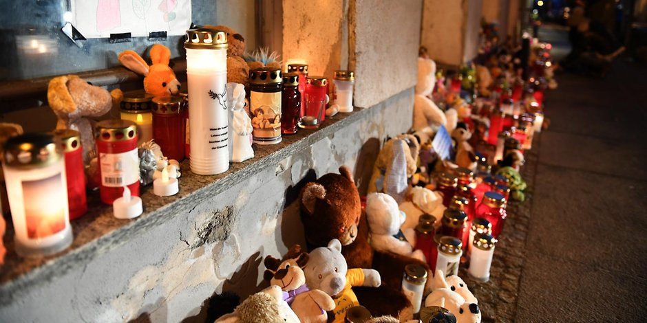 Stiefvater Muß Sein Kleines Schulmädchen Bestrafen Stiefvater Muß Sein Kleines Schulmädchen Bestrafen