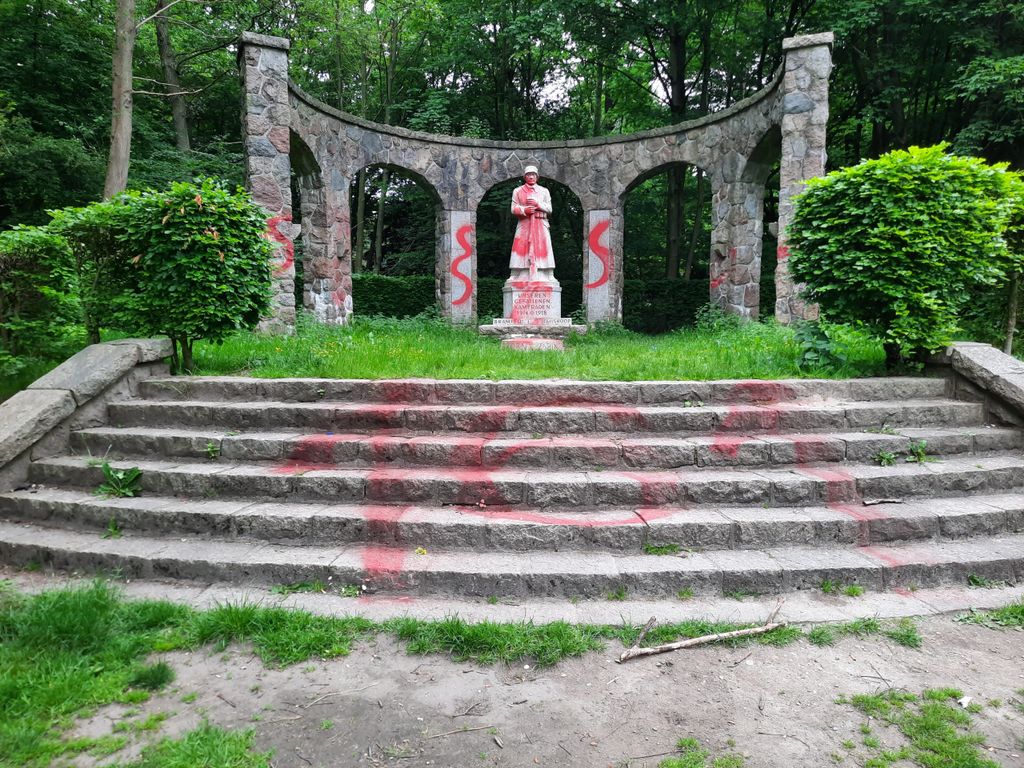Das Kriegerdenkmal von Bramfeld wurde mit rotem Graffiti beschmiert.
