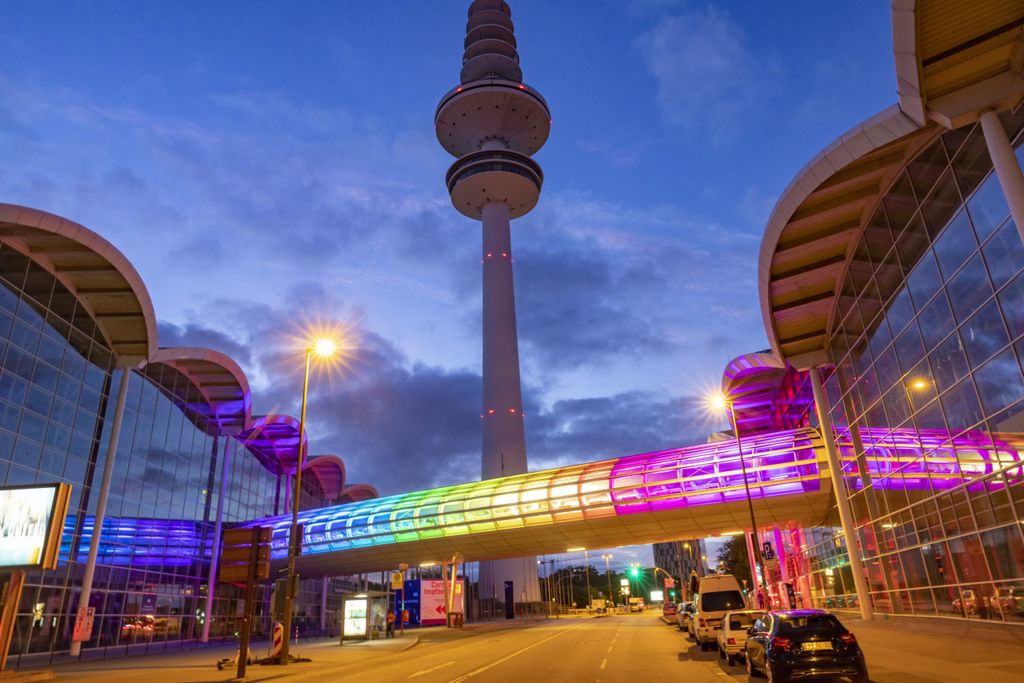 Der Skywalk der Messehallen leuchtet ebenfalls in buten Farben.