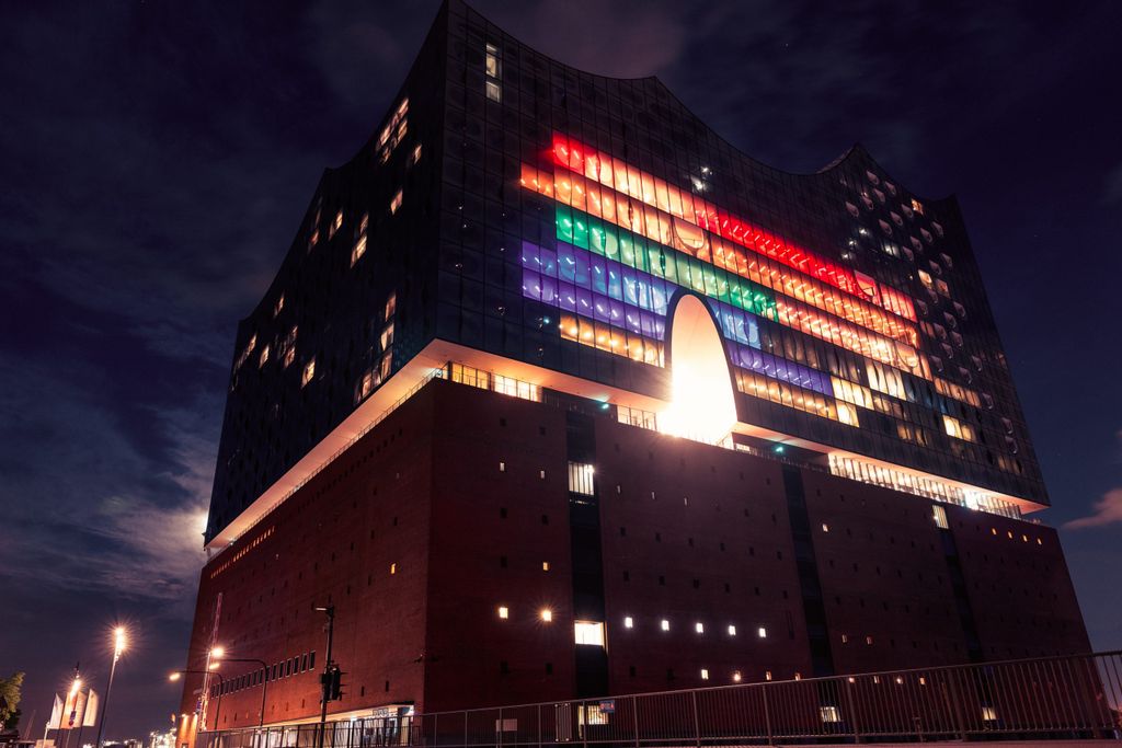 Die Hamburger Ebphilharmonie strahlt in Regenbogenfarben.