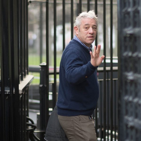 John Bercow verlässt Parlament und winkt.