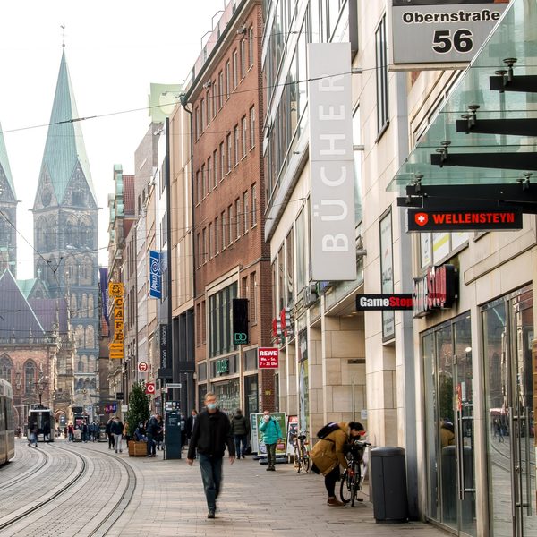 Dutzende Anschläge wurden in Bremen 2020 registriert: von Schmierereien an Fassaden von Polizeirevieren bis hin zu Brandanschlägen auf Streifenwagen oder Gebäude. (Symbolbild)