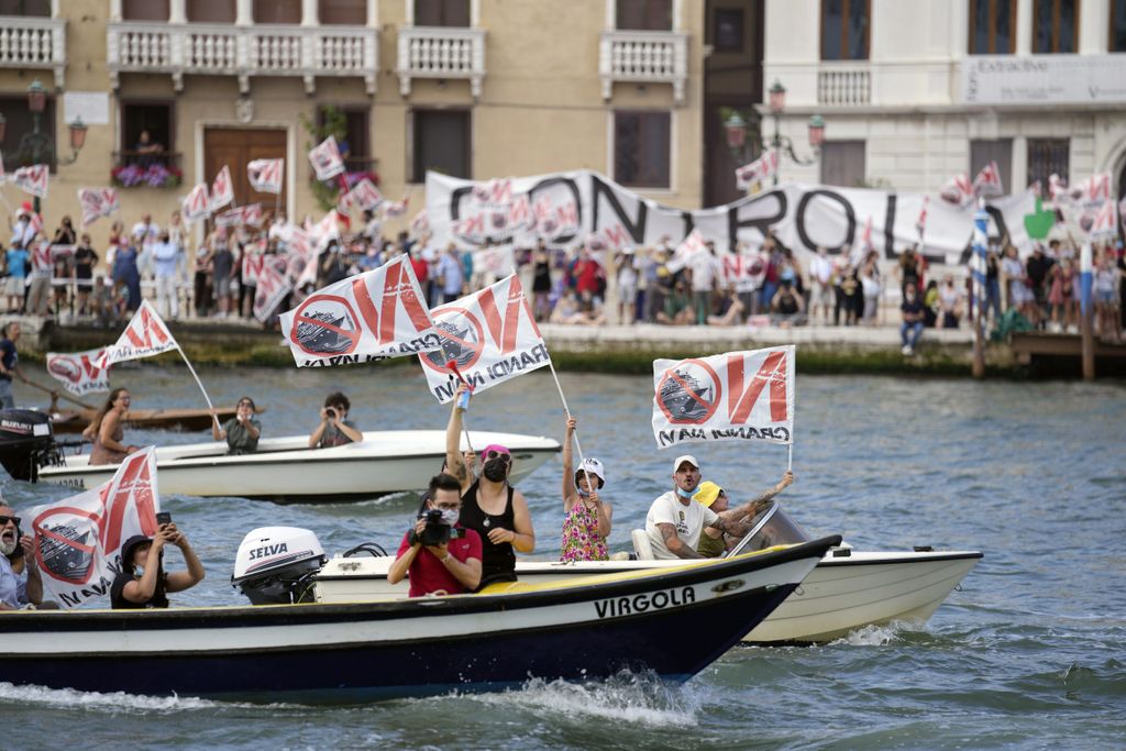 Zu Wasser und an Land ließen die Einwohner*innen Venedigs das MSC-Schiff spüren: Ihr seid hier nicht erwünscht.