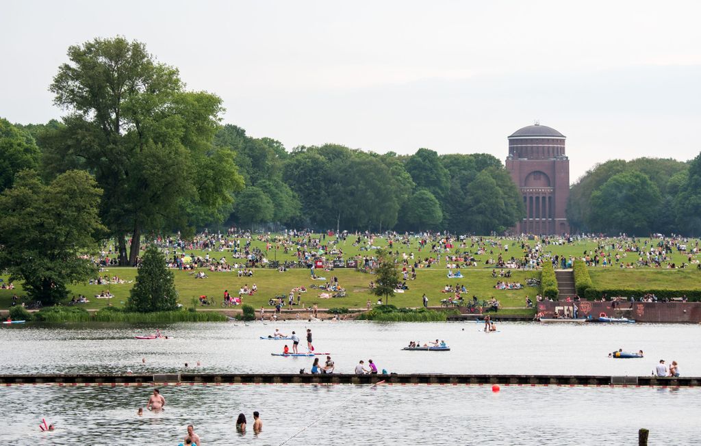 Das Freibad im Hamburger Stadtpark ist ein beliebter Treffpunkt an heißen Tagen.