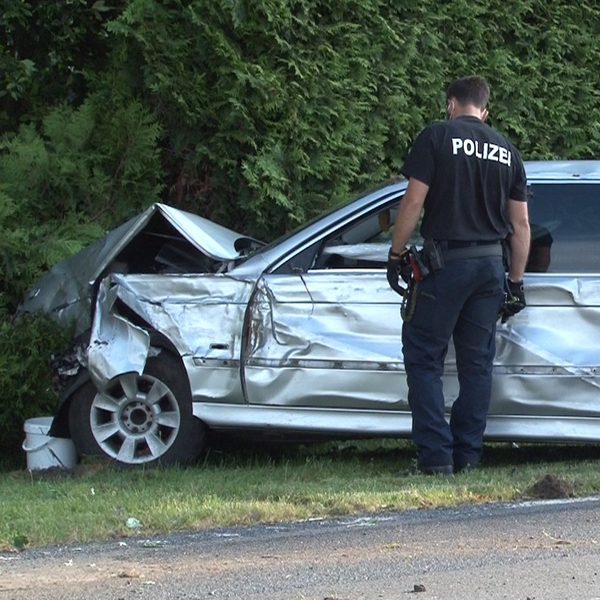 Ein Polizist begutachtet den Unfallwagen