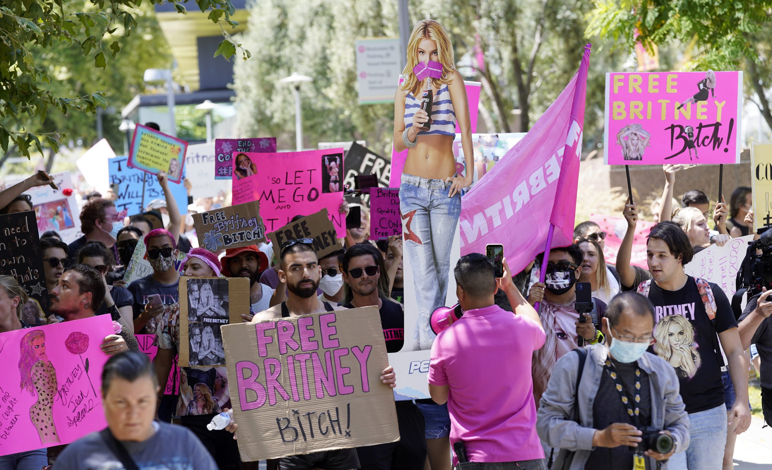 „#FreeBritney“: Zahlreiche Fans zeigten Plakate vor dem Gericht