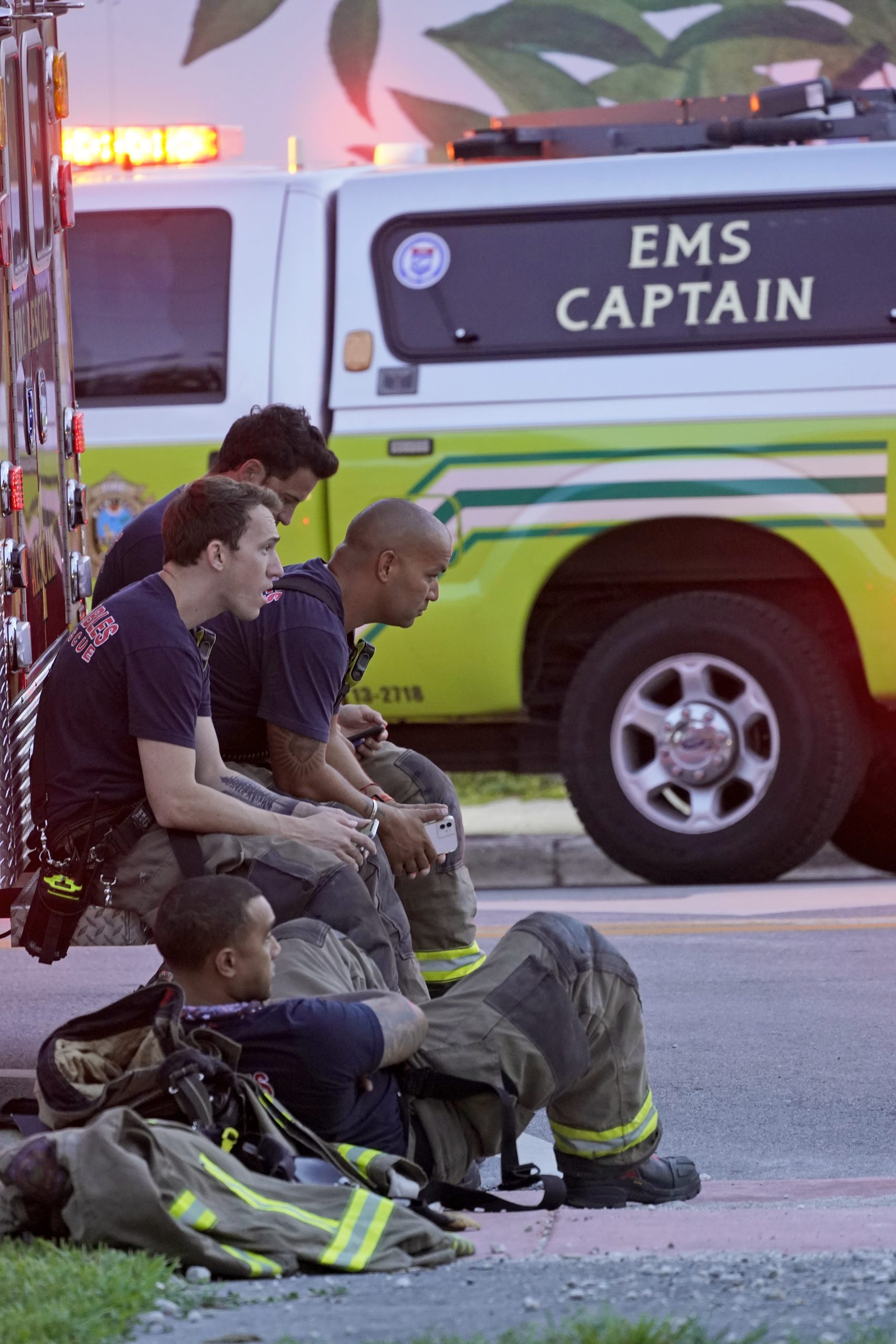 Feuerwehrleute warten in der Nähe des eingestürzten Hochhauses in Miami.