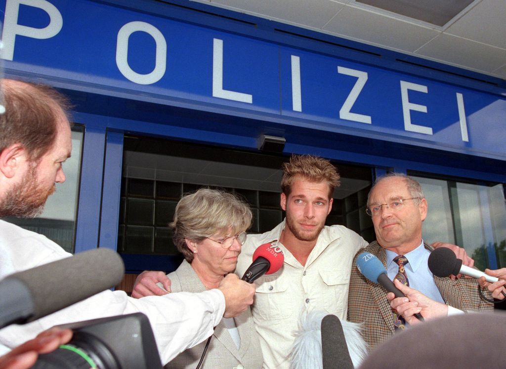 Der 24-jährige Bodo Janssen zusammen mit seinen Eltern bei einer Pressekonferenz der Polizei Hamburg kurz nach seiner Entführung.