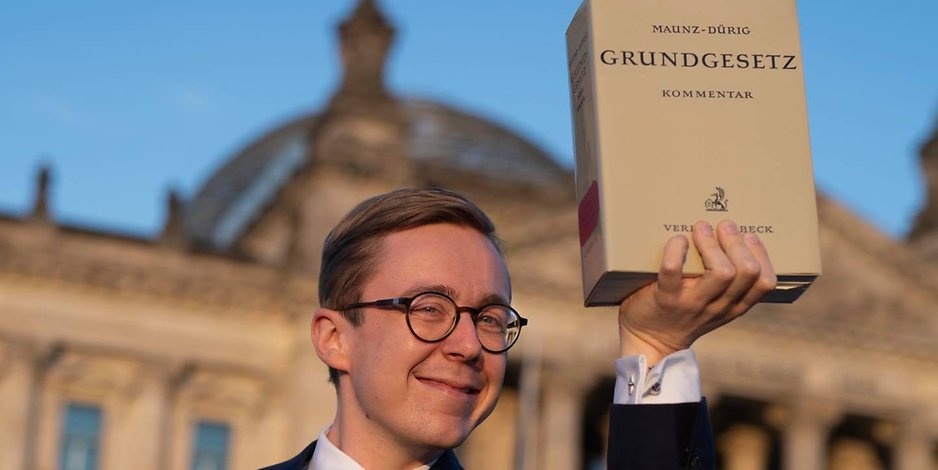72 Jahre Grundgesetz Phillip Amthor Greift Bei Der Gratulation Daneben Mopo