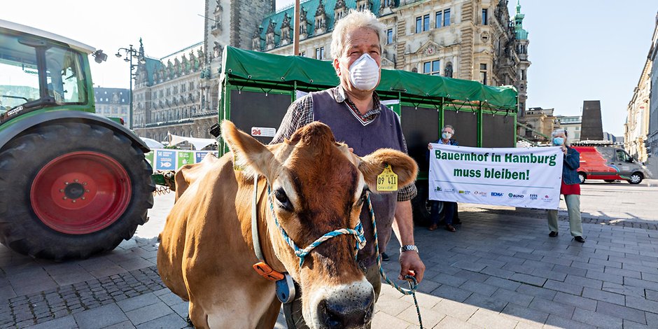 Landwirt Hauke Jaacks demonstrierte auch schon auf dem Rathausmarkt gegen den Verkauf seines Pacht-Hofes.