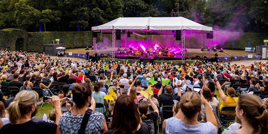 Zuschauer vor der Bühne im Stadtpark