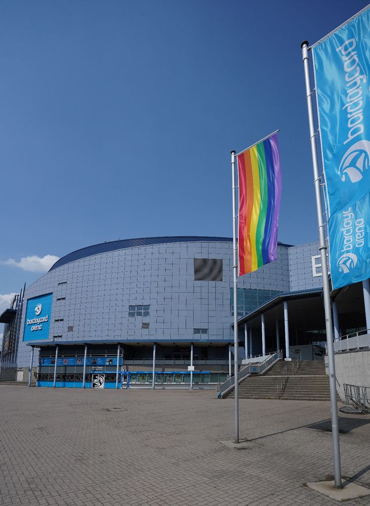 Vor der Barclaycard-Arena Hamburg steht ebenfalls eine bunte Fahne.