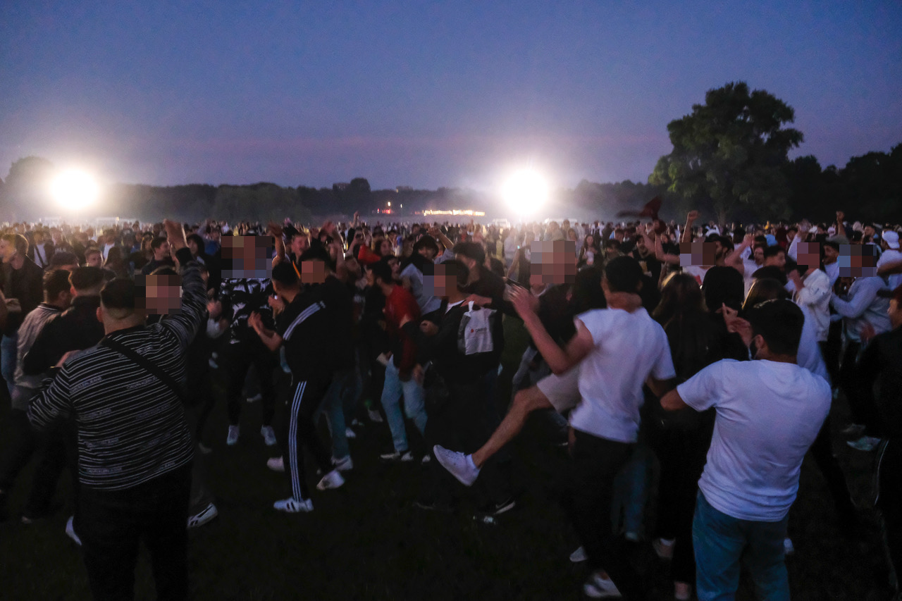 Die Polizei musste sowohl am Freitag als auch am Samstag den Stadtpark räumen, nachdem tausende Jugendliche ohne Abstand feierten und tanzten.