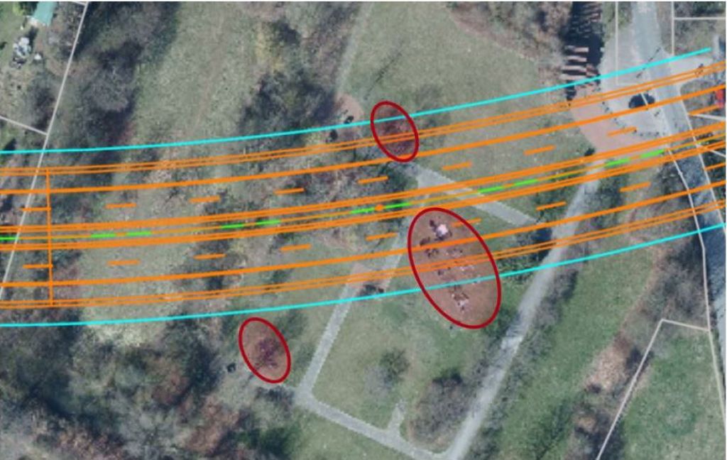 Die Linienführung der neuen Autobahn verläuft direkt durch den Friedhof. Die rot markierten Gräber müssen umgebettet werden.