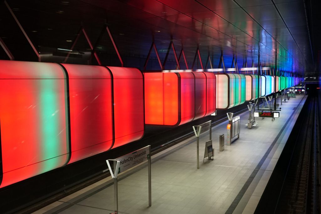 Die Hamburger Hochbahn strahlt an der U-Bahnstation Hafencity derzeit in bunten Farben.