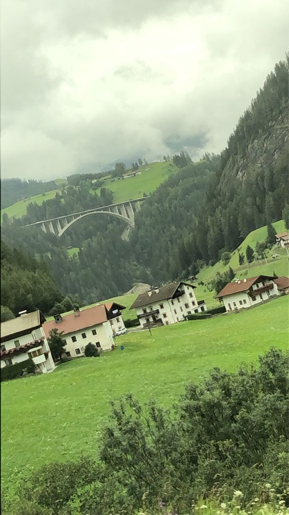 Wilken Grube (19) ist mit dem Zug von Bremen bis Rom gefahren. Dieses Foto machte er vom Zug in der Nähe vom Brennerpass.