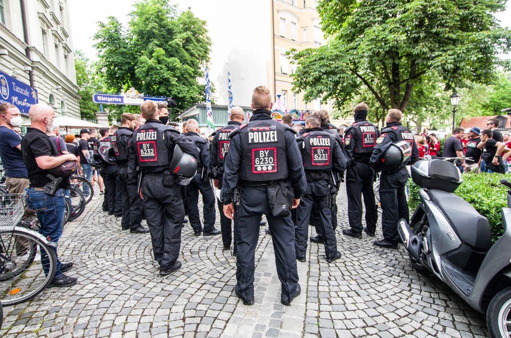 Polizisten stark bewaffnet