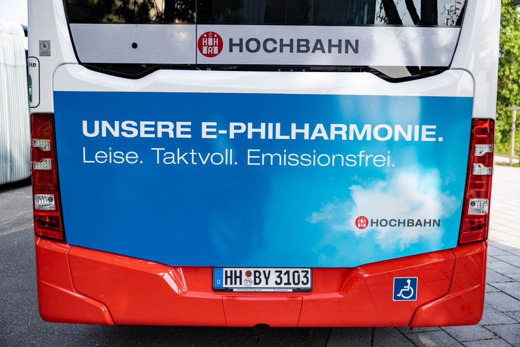 Bus „E-Philharmonie” von der Hochbahn