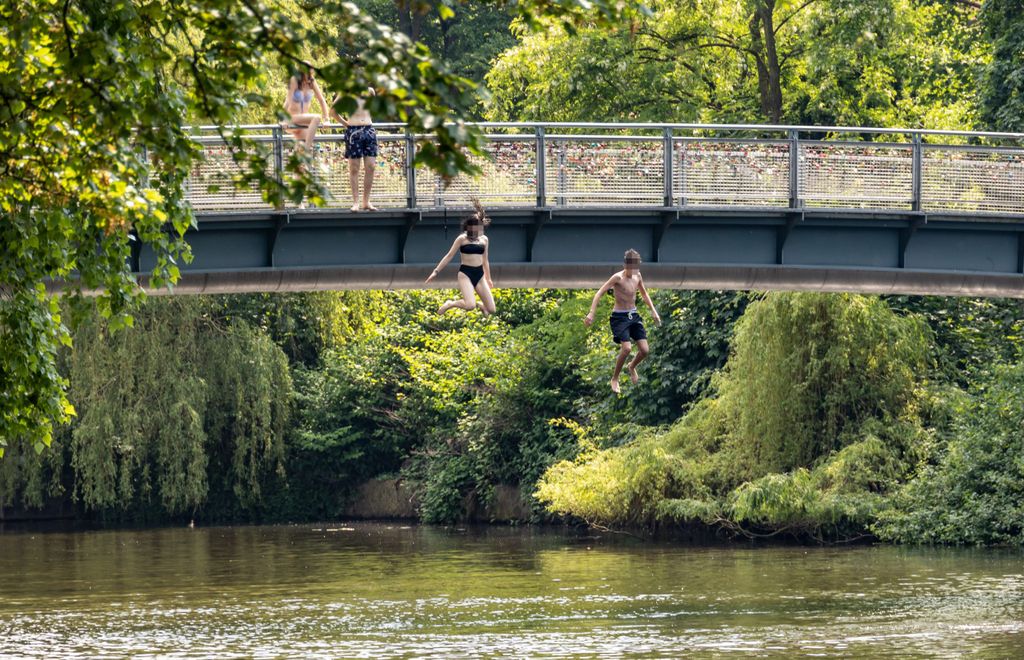 Gefährlich: Jugendliche springen von der Alsterbrücke ins Wasser.