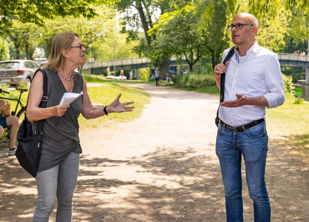 Anwohnerin Sibylle Raasch stellt Bezirksamtsleiter Michael Werner-Boelz (Grüne) zur Rede.