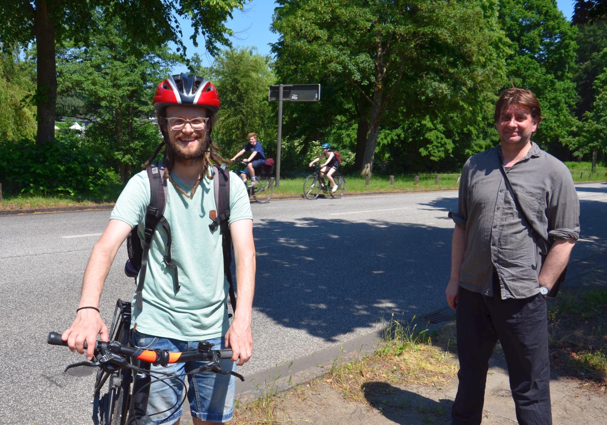 Sebastian Haffke (SPD) und Thorsten Schmidt (GRÜNE) an der Rathenaustraße, die zur Fahrradstraße umgebaut werden soll.