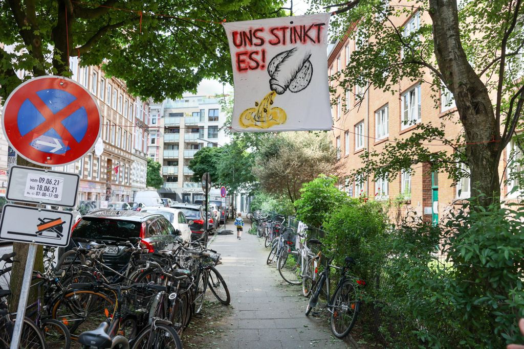 Das Partyvolk vom Schulterblatt kommt nur zu gerne in die Rosenhofstrasse, um dort die Notdurft zu verrichten - das stinkt den Anwohnern gewaltig und sind kreativ geworden.