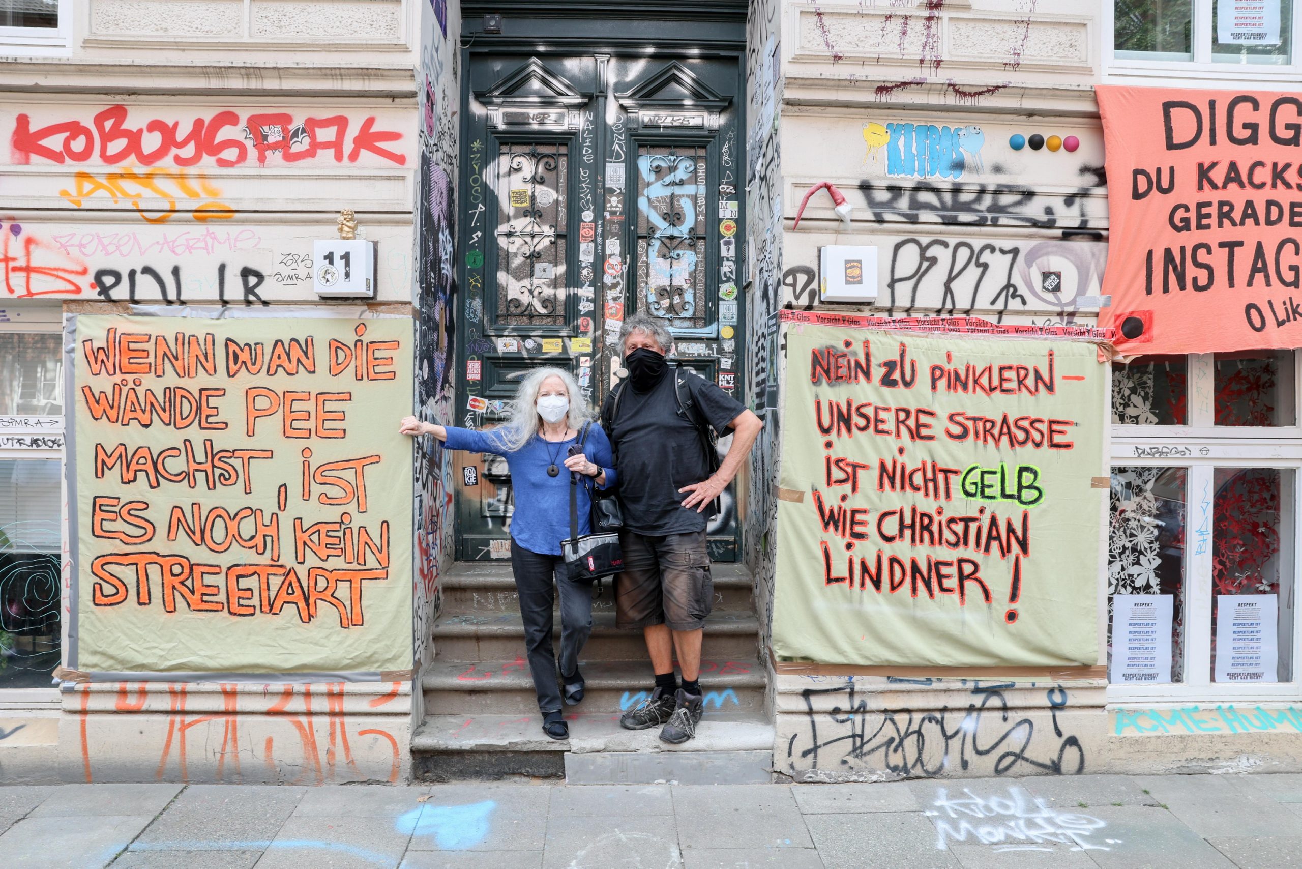 Anwohnern stinkt es gewaltig und sind kreativ geworden. Karina (72) und Peter (67 beteiligten sich an Plakat-Aktion