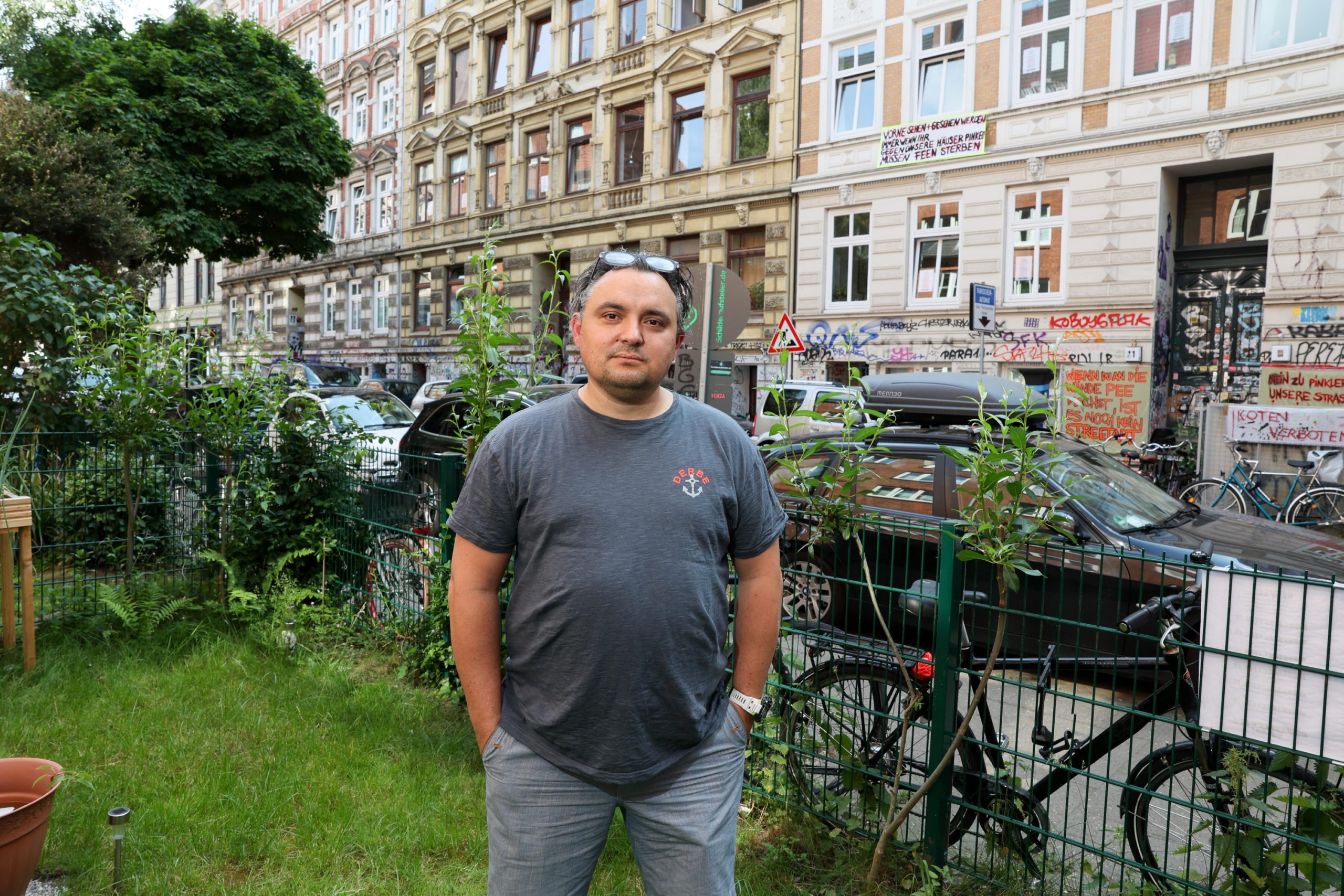 Anwohner mit einem kleinen Garten, John Rosenau.