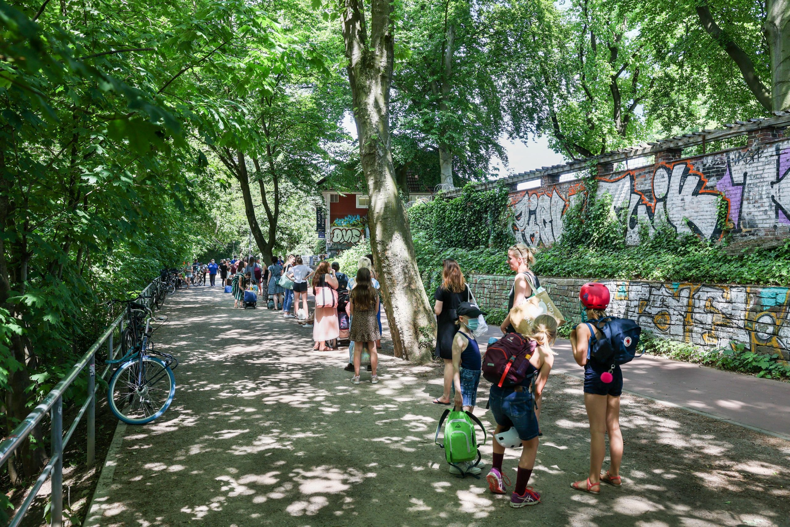 Schlange vor dem Kaifu Freibad