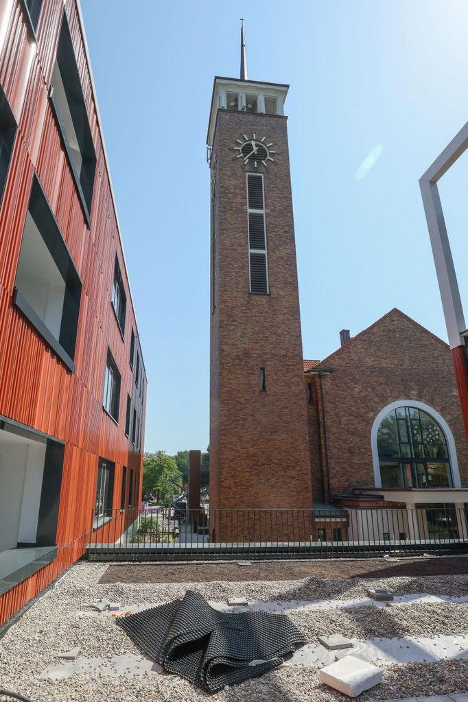 Auf der Terrasse des ersten SOS-Kinderdorfs in Hamburg. Neben an ist die Evangelische-Lutherische Kirche.