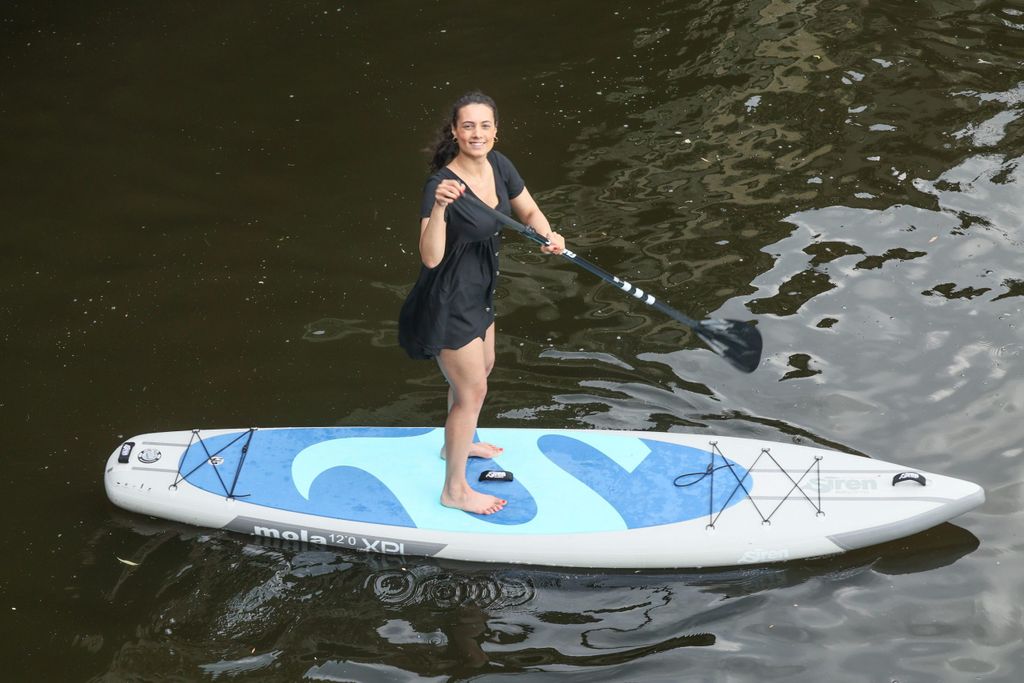 MOPO-Reporterin Samira Debbeler gefällt es sichtlich gut auf dem SUP-Board.