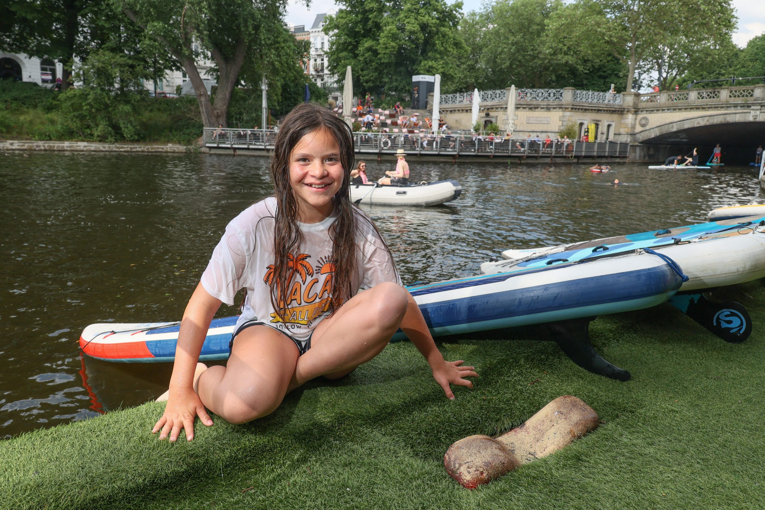 Die elfjährige Amalia wundert sich über den Müll im Alsterkanal.