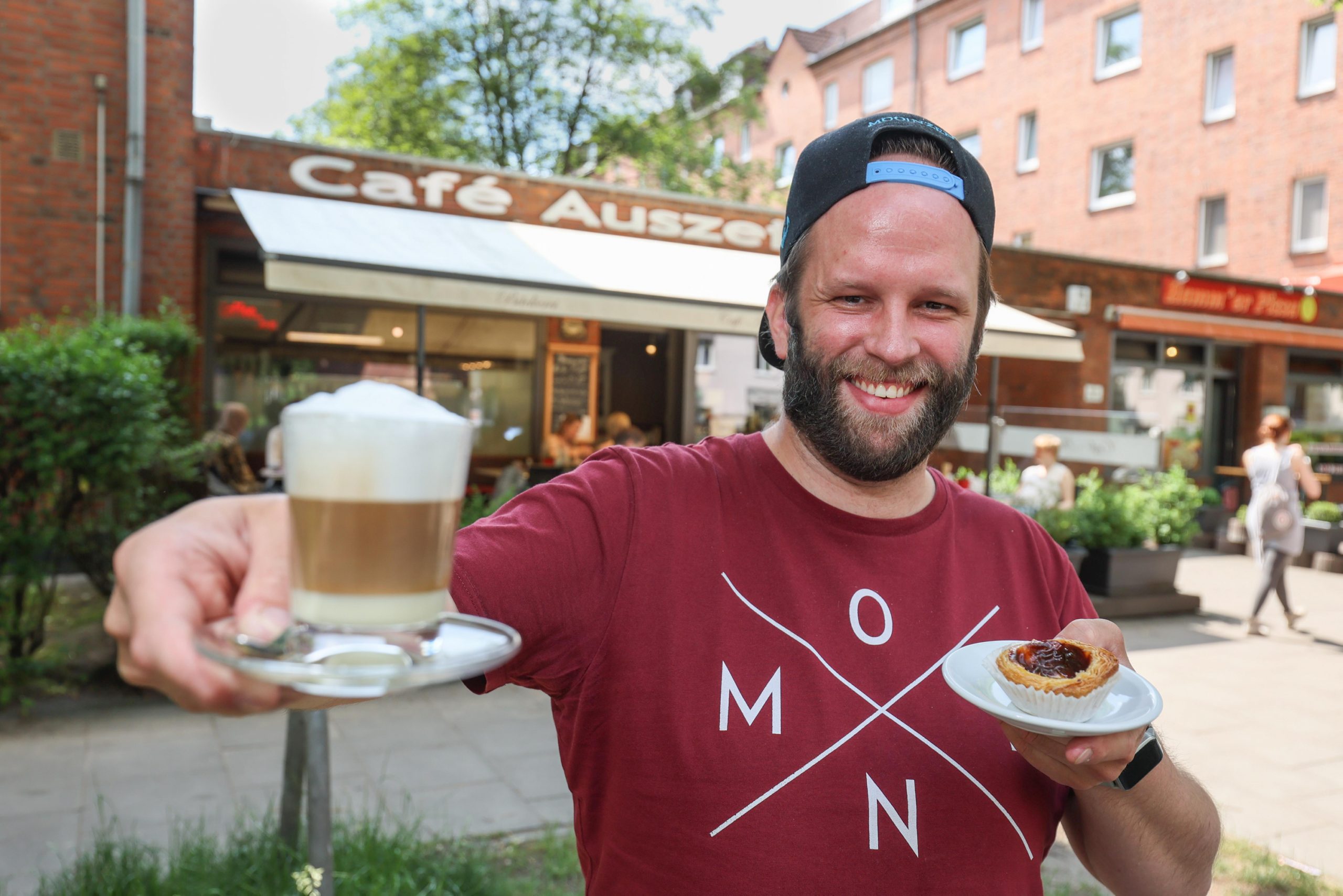 Sebastian Weisselberg vor dem Café Auszeit