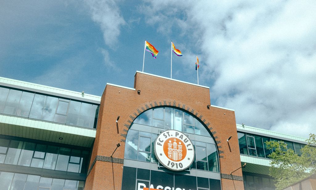 Auf dem Millerntor-Stadion stehen aus aktuellem Anlass drei Regenbogenfahnen.