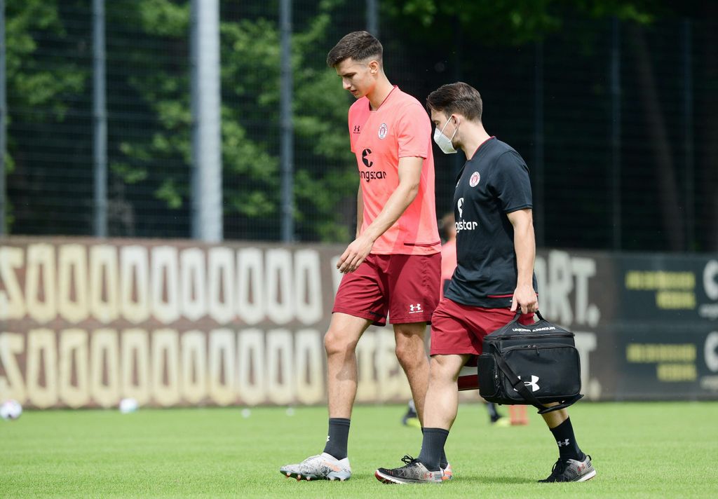 Hugo Teixeira (l.) verletzte sich beim Trainingsauftakt zu vergangenen Saison am Meniskus.