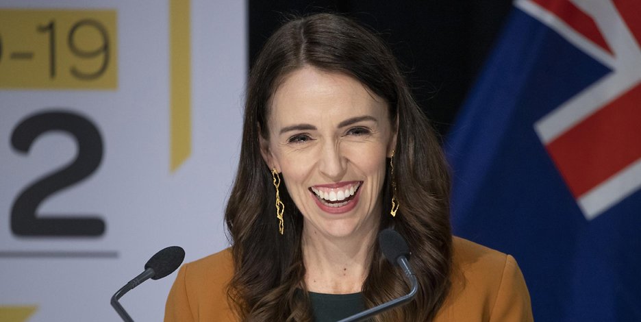 Premierministerin Jacinda Ardern beschwört auf einer Pressekonferenz den Zusammenhalt in der Corona-Krise.