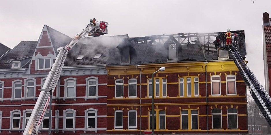 Drama In Neumunster Dachstuhl In Flammen Mensch Springt Aus Fenster Und Stirbt Hamburger Morgenpost