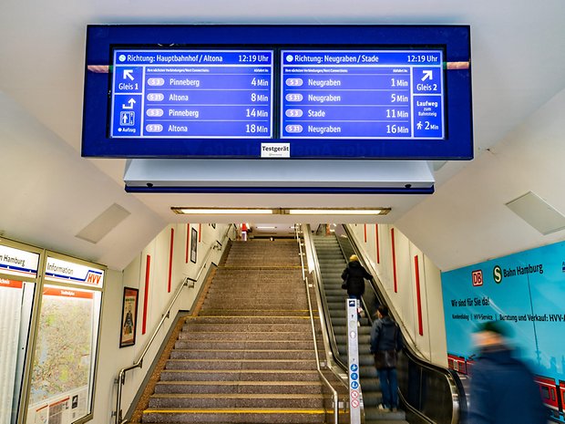 Die neuen digitalen Zuganzeiger der S-Bahn Hamburg hängen derzeit in Hammerbrook und Pinneberg.