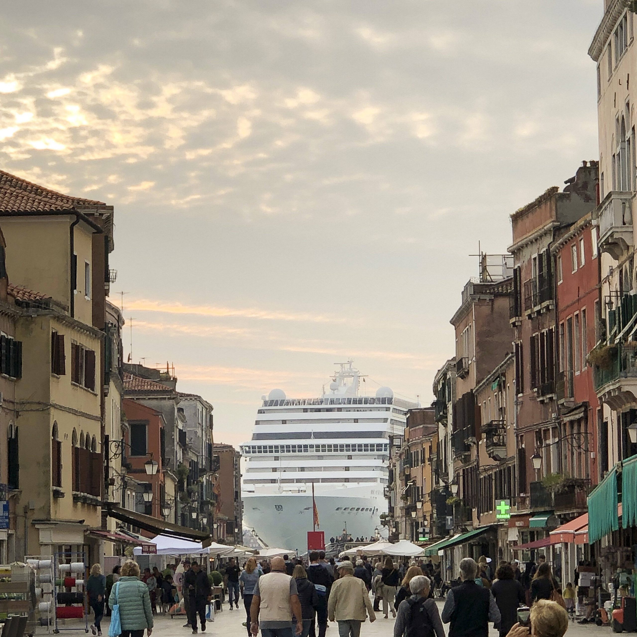 Verhasster Anblick in Venedig: Ein Kreuzfahrtschiff schwimmt durch die Altstadt.