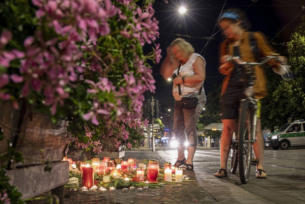 Passantinnen trauern in der Würzburger Innenstadt.