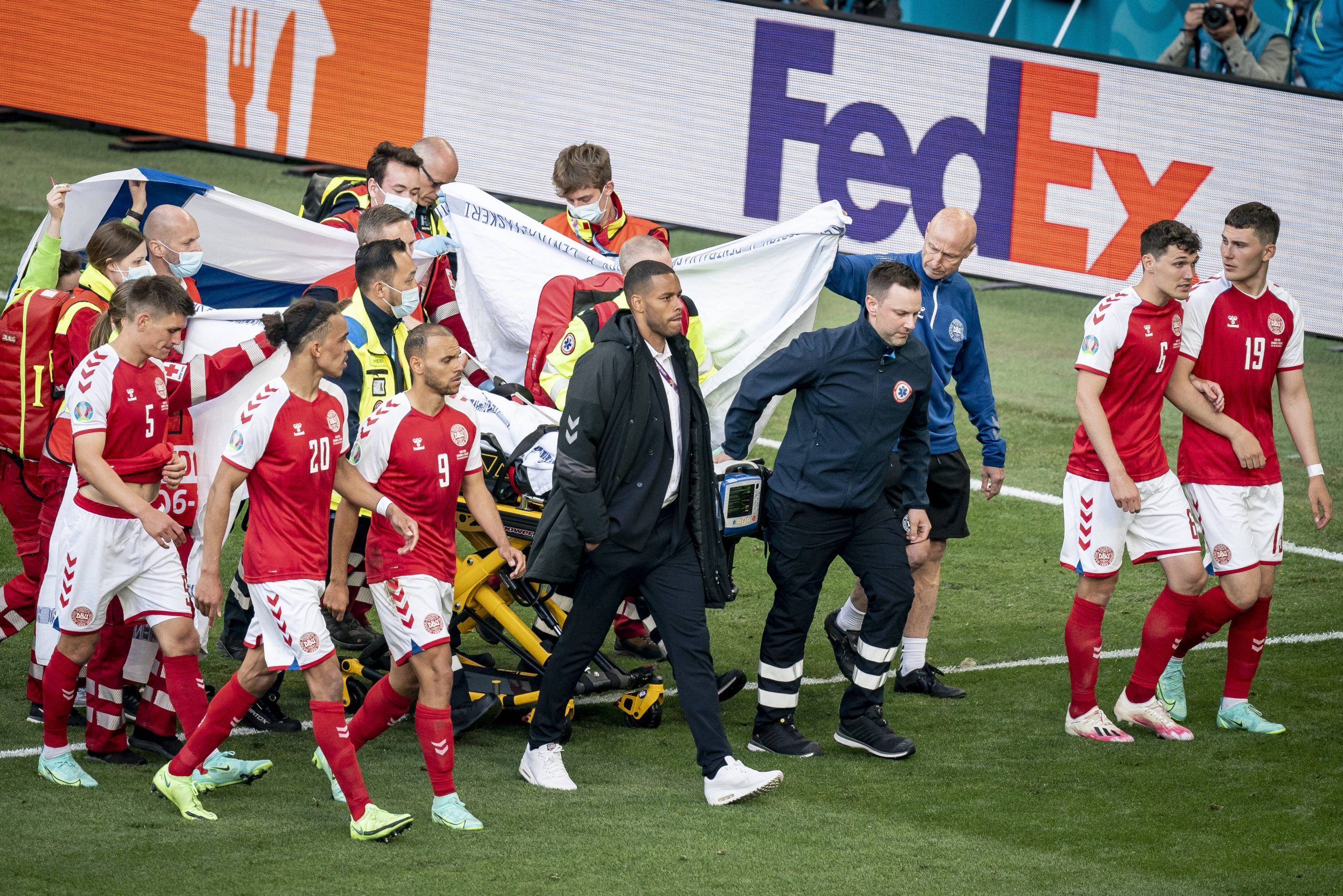 Die dänischen Nationalspieler begleiten ihren Teamkollegen Christian Eriksen beim Weg in die Katakomben.