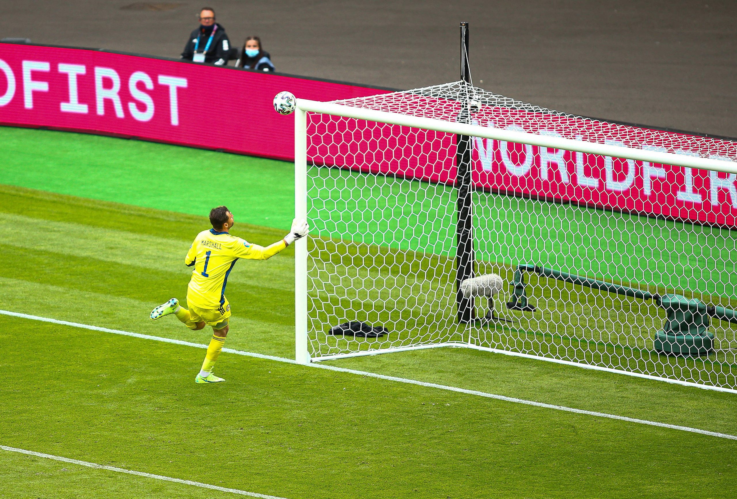 Schottlands Keeper Marshall erwischte Schicks Distanz-Knaller auf dem völlig falschen Fuß.