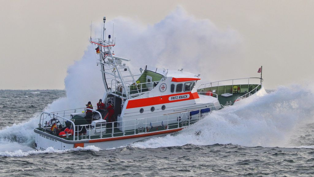 Der Seenotretter „Fritz Knack“ half einer Seglerin auf der Ostsee.