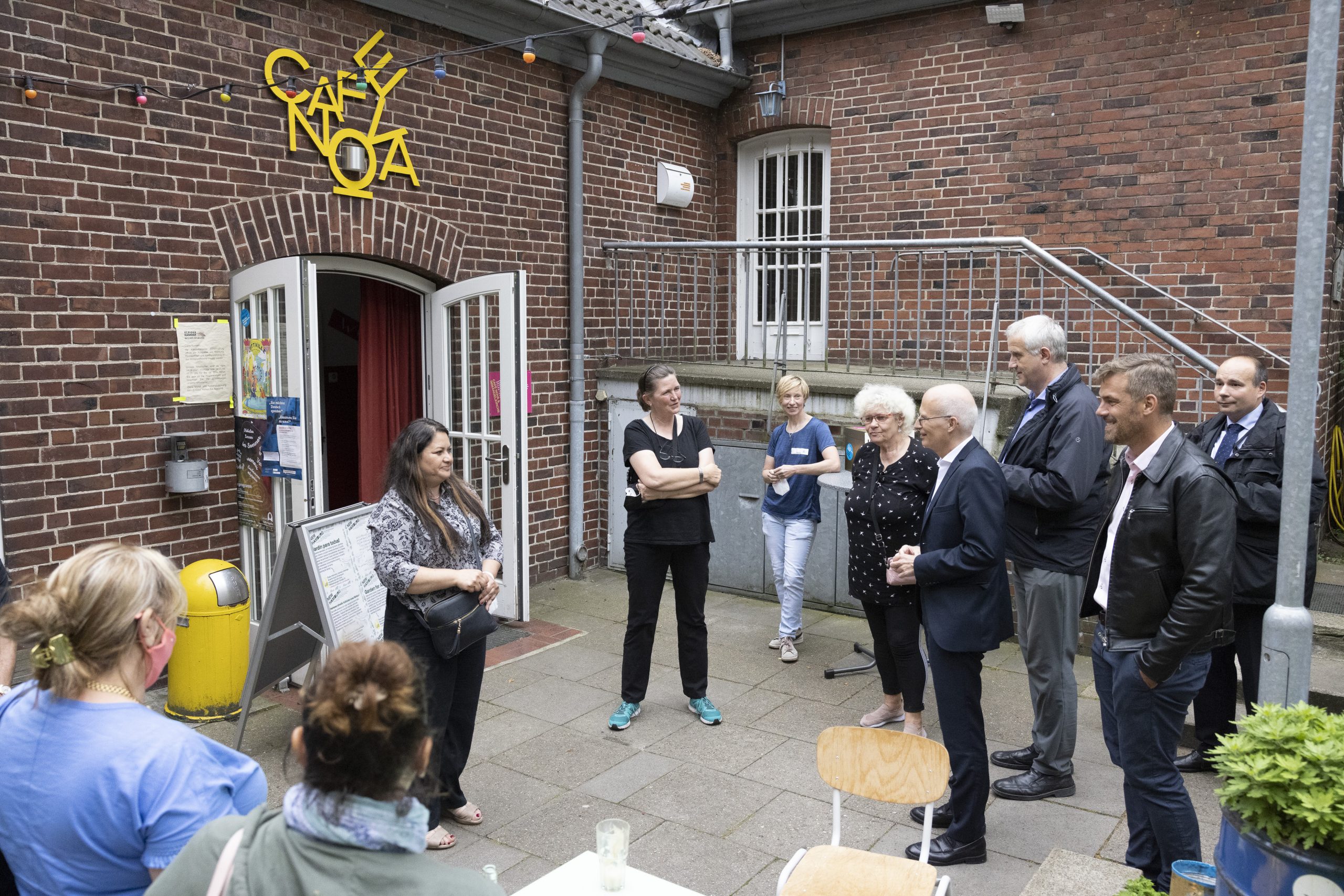 Bürgermeister Peter Tschentscher (SPD) besucht das Café Nova auf der Veddel.