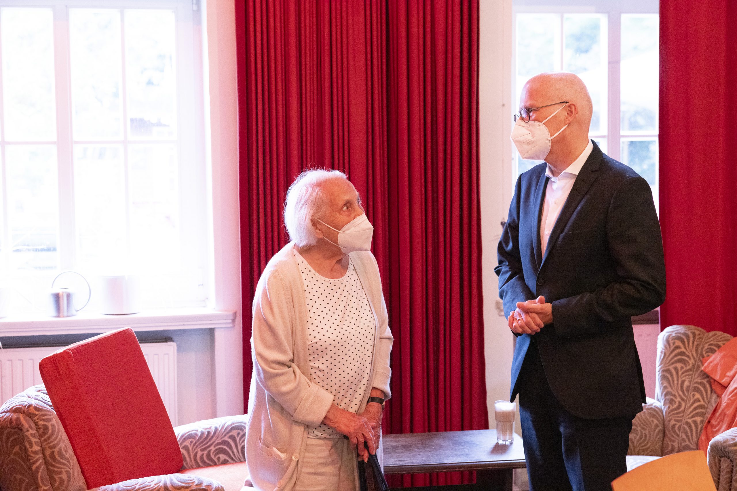 Bürgermeister Peter Tschentscher (SPD) im Gespräch mit der Veddelerin Elisabeth Scharlipp.