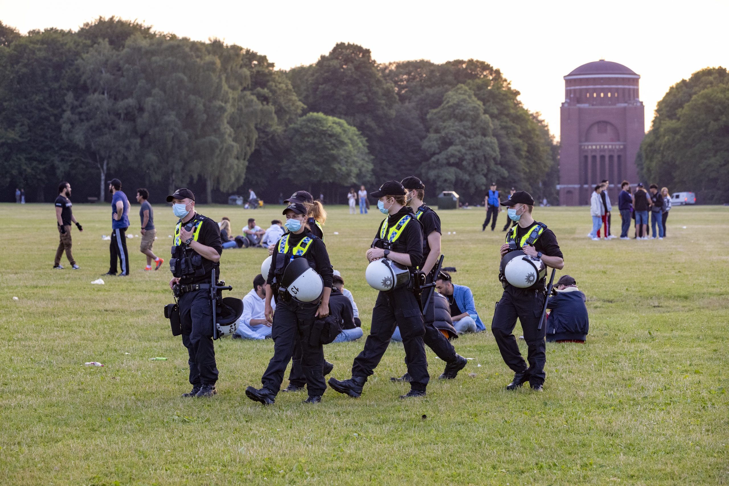 Die Einsatzkräfte haben die Besucher:innen auf der Wiese im Blick.