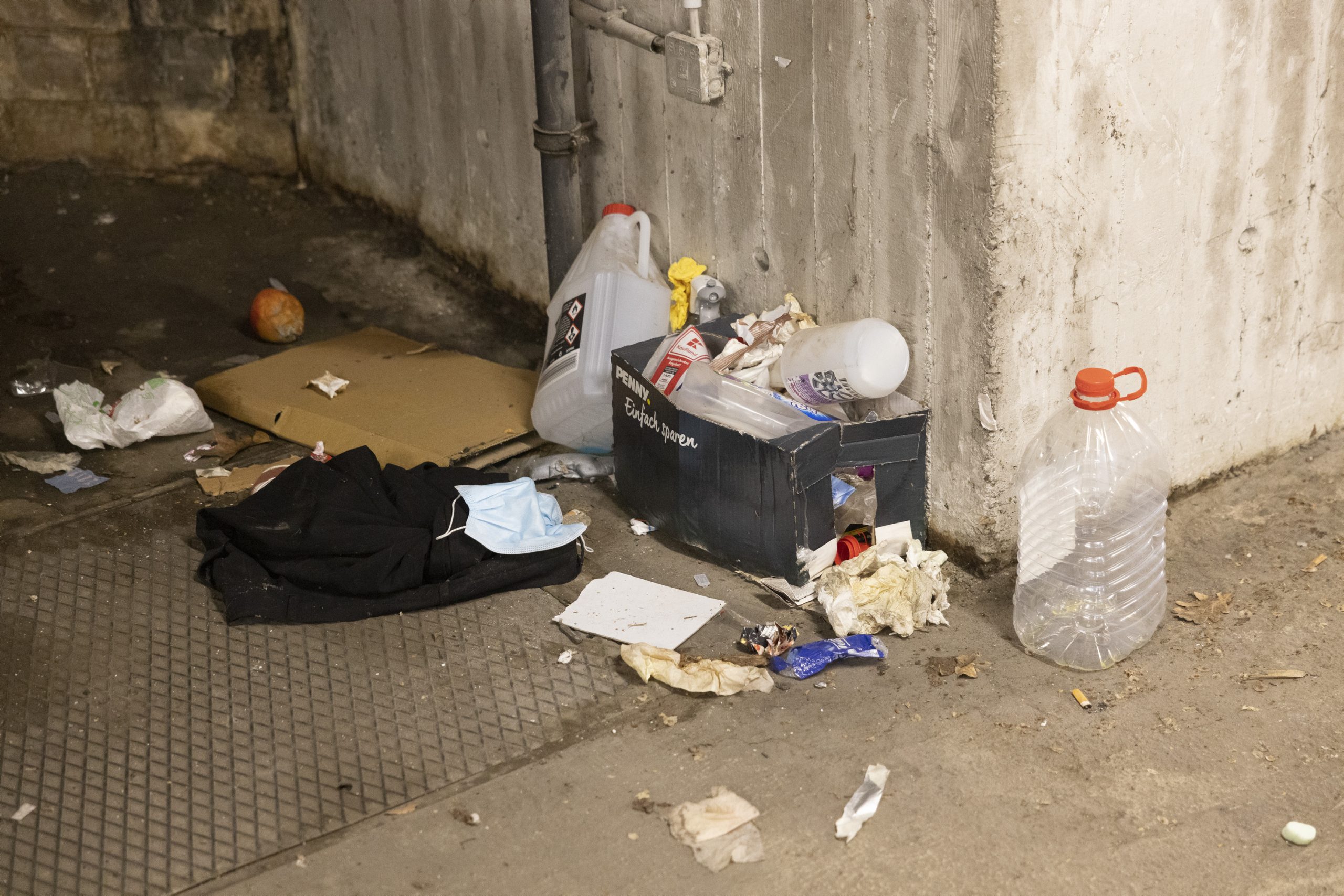 Müll und Dreck sammeln sich in der Garage.