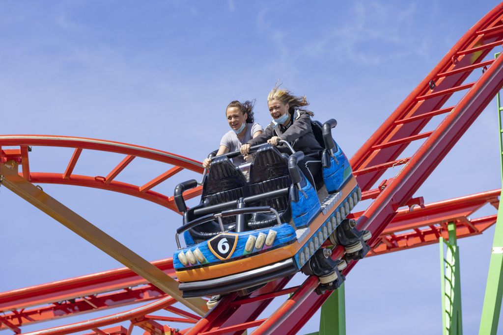 Leni Jill Kortmeyer (12) mit ihrer Mutter Anja Kortmeyer (35) in der Achterbahn.