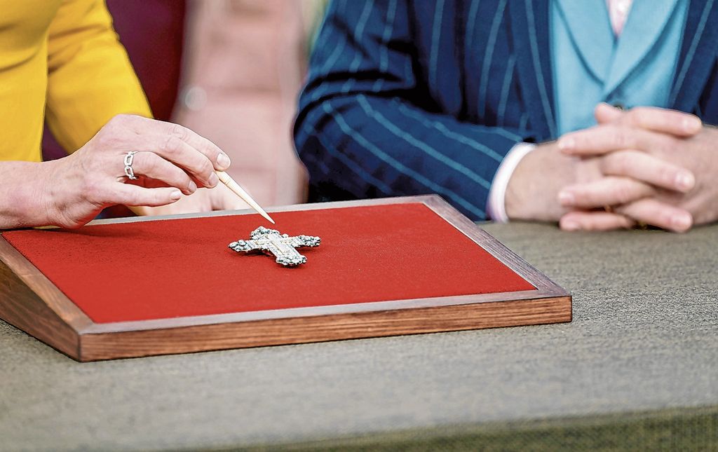 Ein dimantenbesetztes Brustkreuz, das Holzsplitter vom Kreuz Jesu enthalten soll